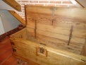Detalle del antiguo arcón de madera.