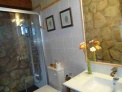 Baño dormitorio planta baja con ducha de hidromasaje